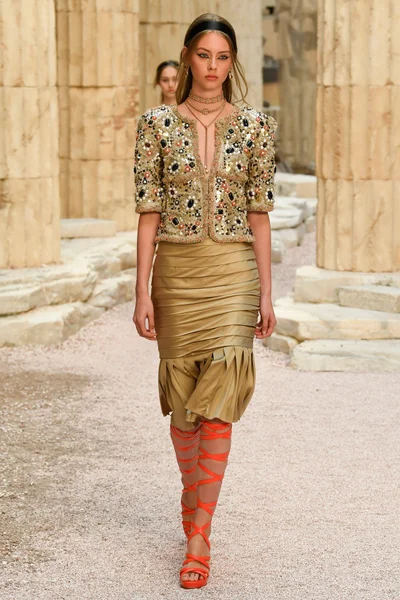 Look 77